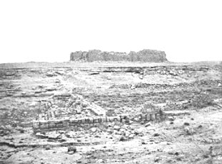 Kasr Khubbaz and ruins of the tank.